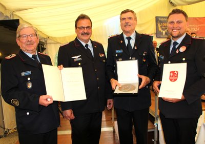 Übergabe der Pro-Musica-Plakette