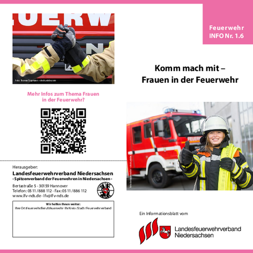 Feuerwehrfrauen stehen vor einem Feuerwehrfahrzeug