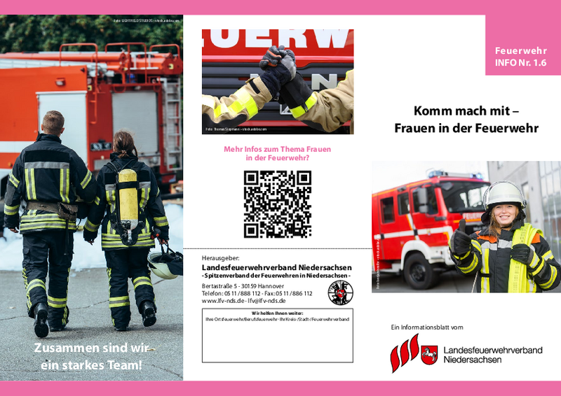 Feuerwehrfrauen stehen vor einem Feuerwehrfahrzeug