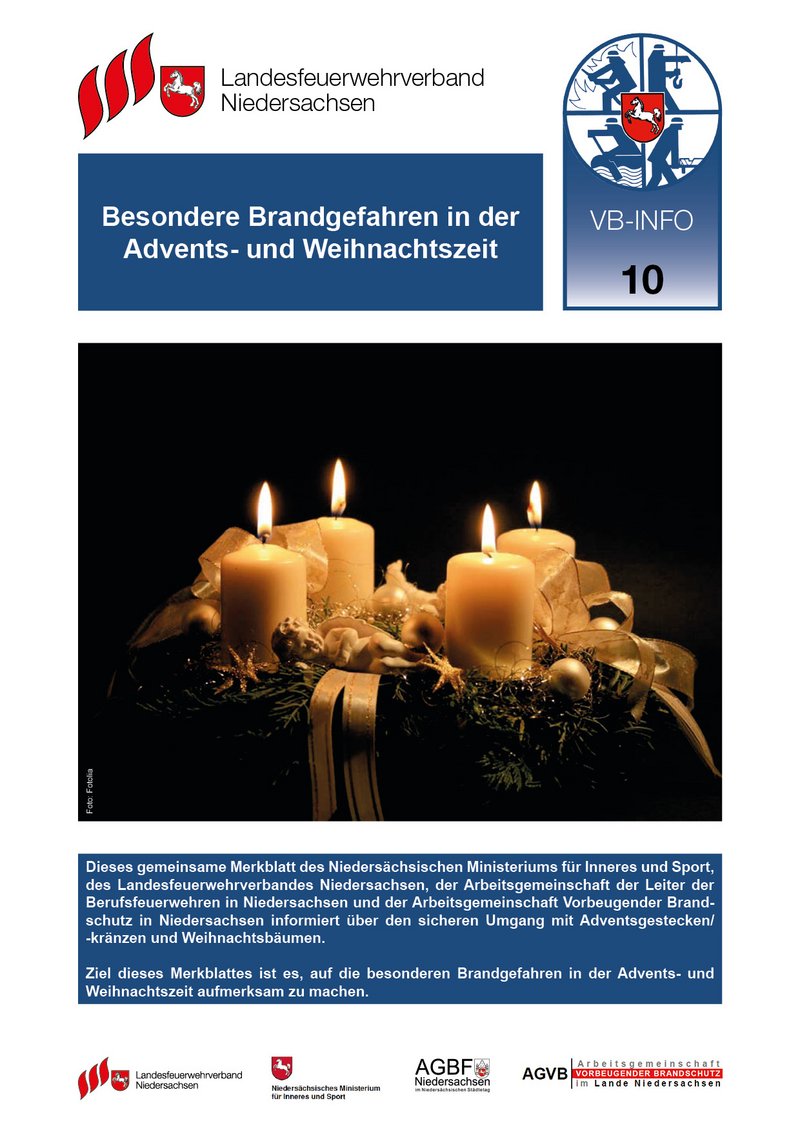 Infoblatt: vier Adventskerzen im Gesteck