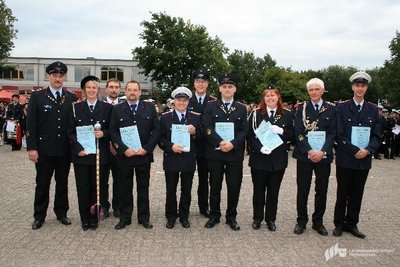 10 Menschen, die Urkunden in den Händen halten